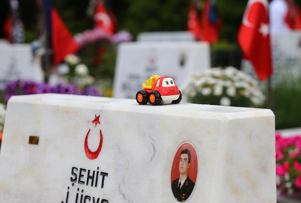 Şehitlikte yürek burkan eşyalar