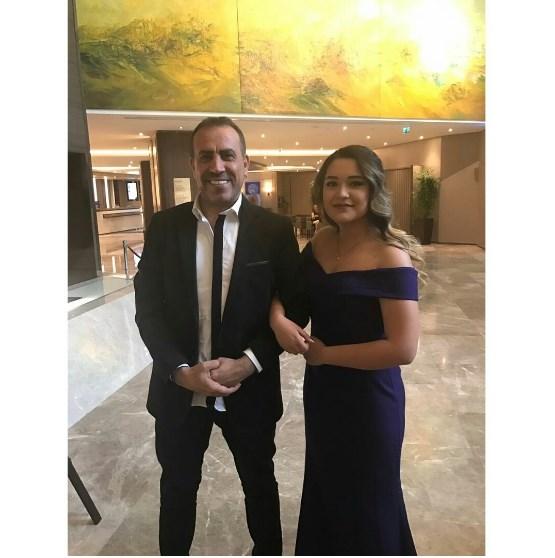 Haluk Levent takipçisinin mezuniyetinde kavalyesi oldu