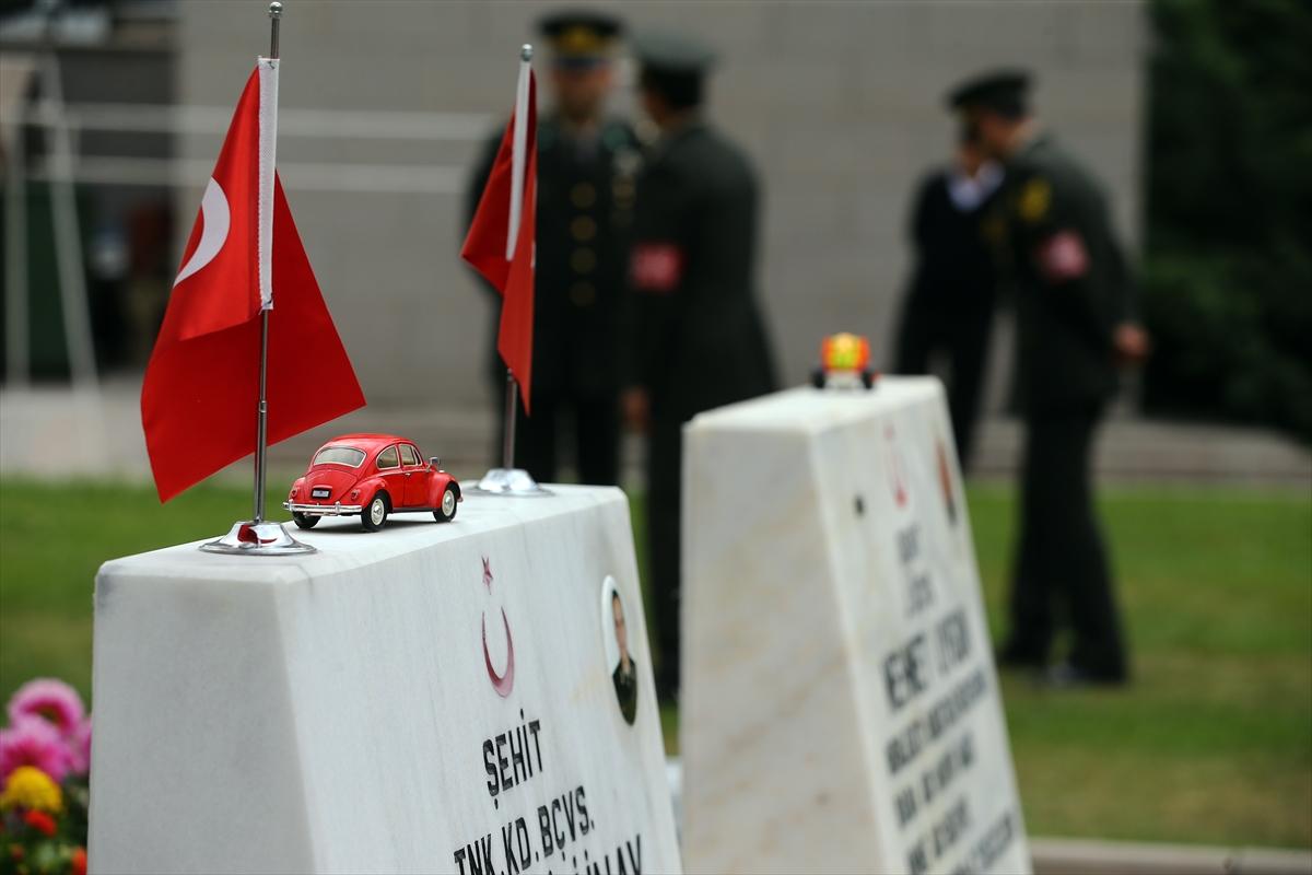 Şehitlikte yürek burkan eşyalar