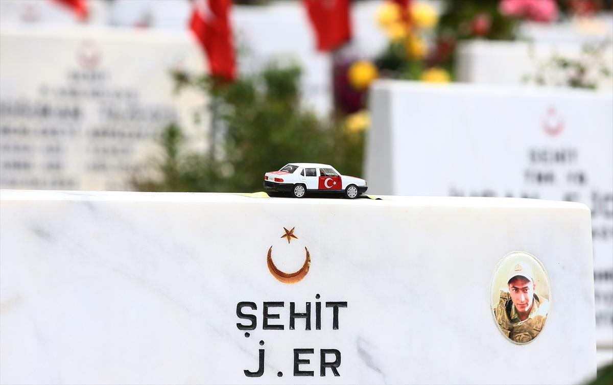 Şehitlikte yürek burkan eşyalar