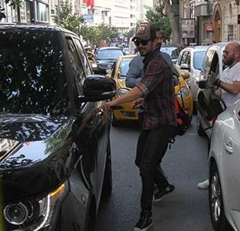 Murat Boz hediyeleri kasaya koydu