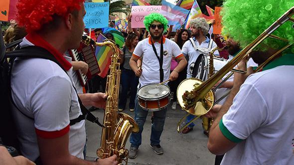 LGBT İzmir’de yürüyüş düzenledi