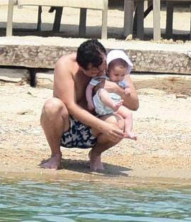 Gülşen bebeği Azur'la tatilde