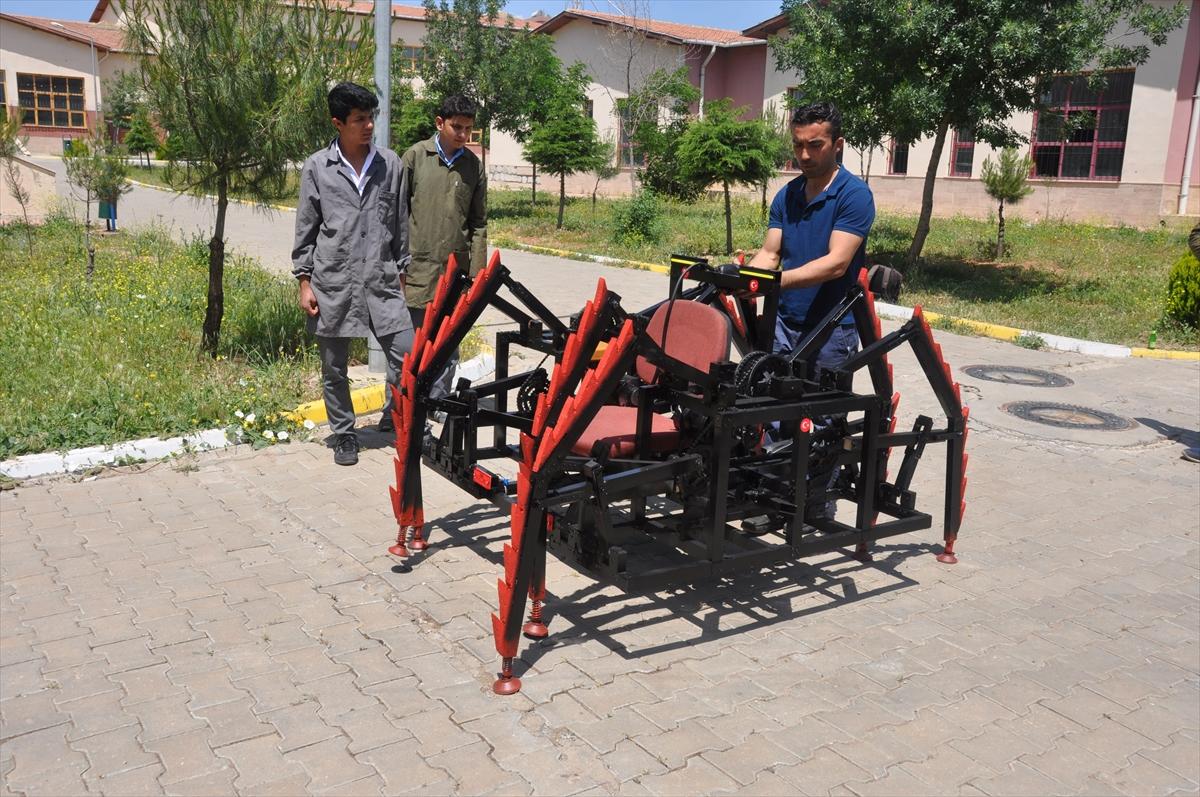 Liseli gençler 'mayın arama robotu' yaptı