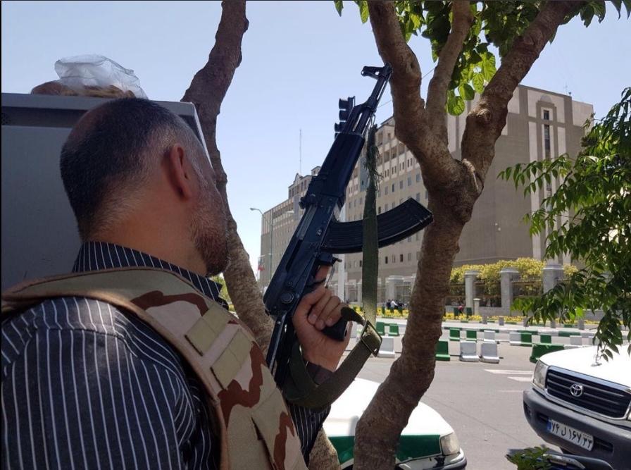 İran parlamentosuna saldırı