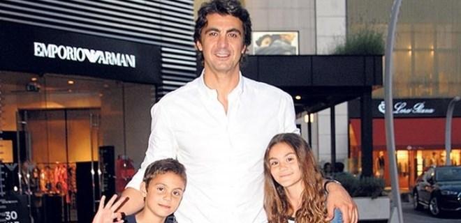 İbrahim Kutluay çocuklarıyla AVM turunda