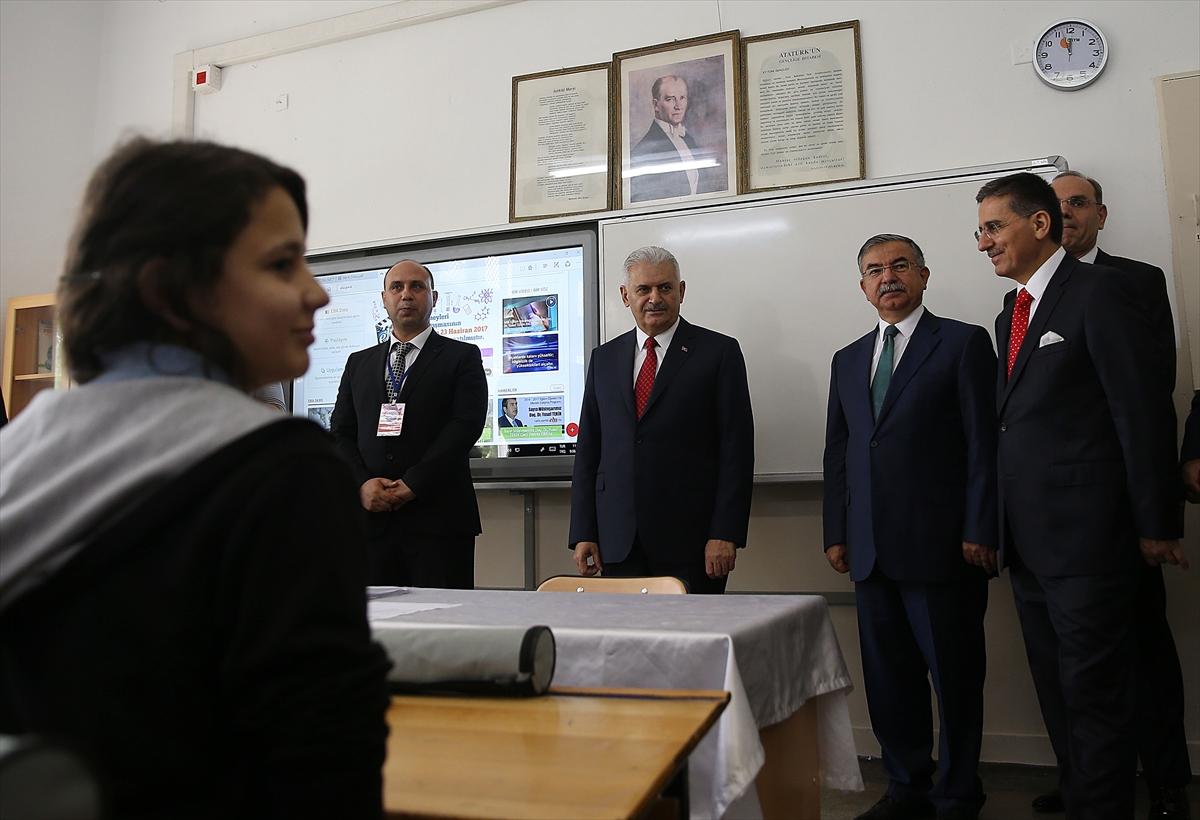 Başbakan Yıldırım öğrencilere karne dağıttı