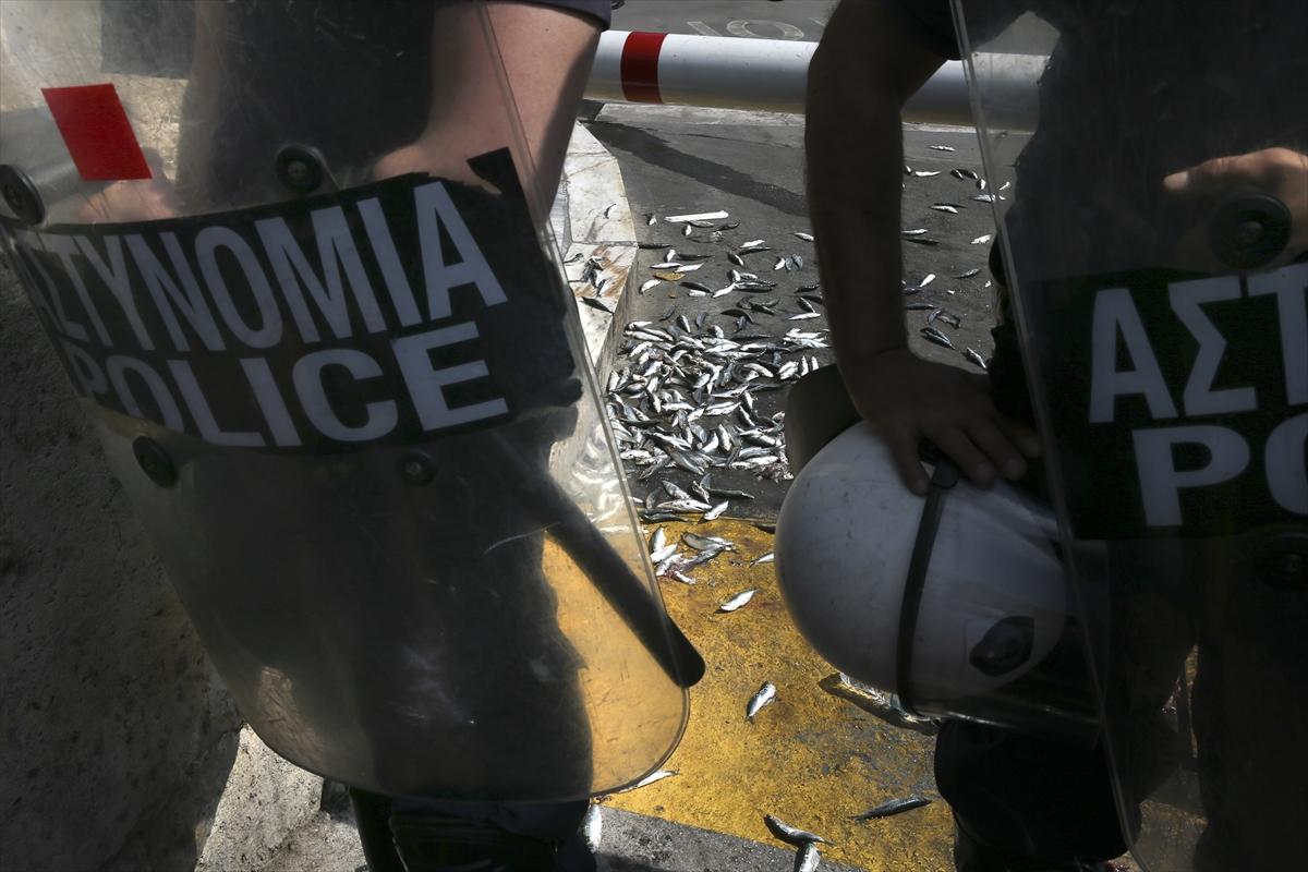 Yunanistan'da Meclis'te balıklı tepki