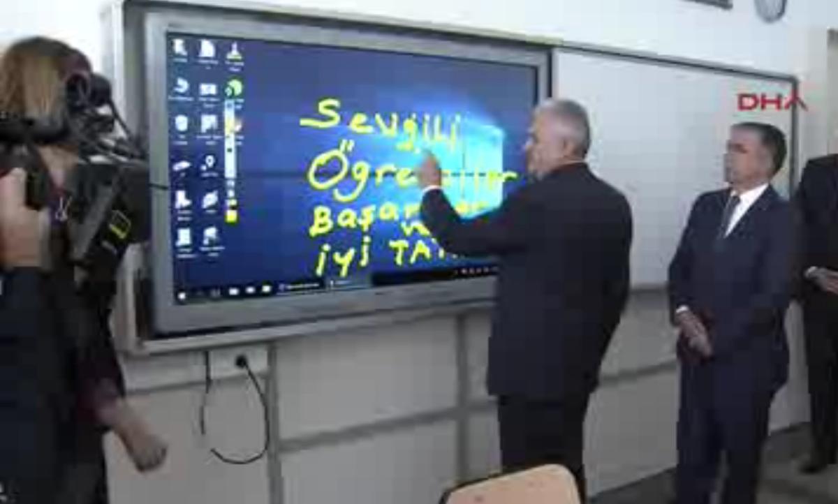 Başbakan Yıldırım öğrencilere karne dağıttı