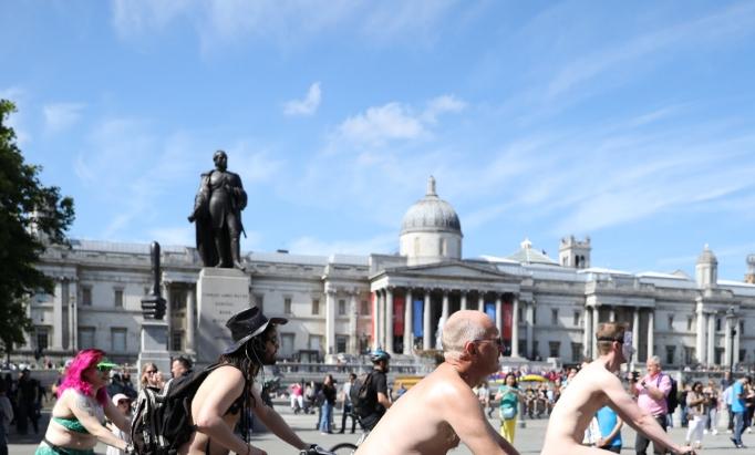 Londra'da çıplak bisiklet turu attılar