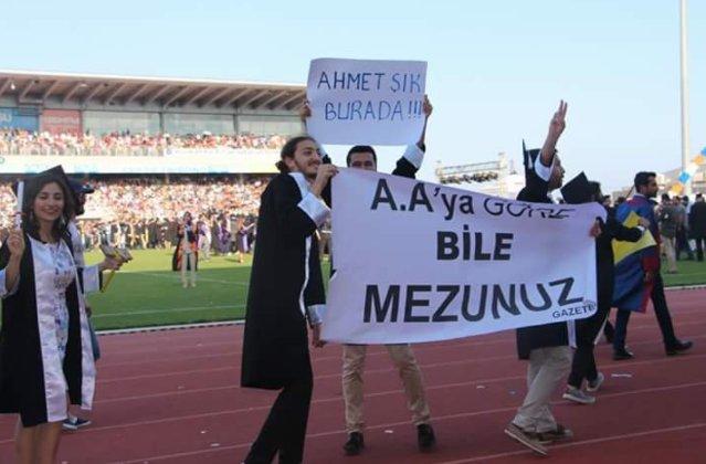 Akdeniz Üniversitesi mezuniyetinde açılan pankartlar
