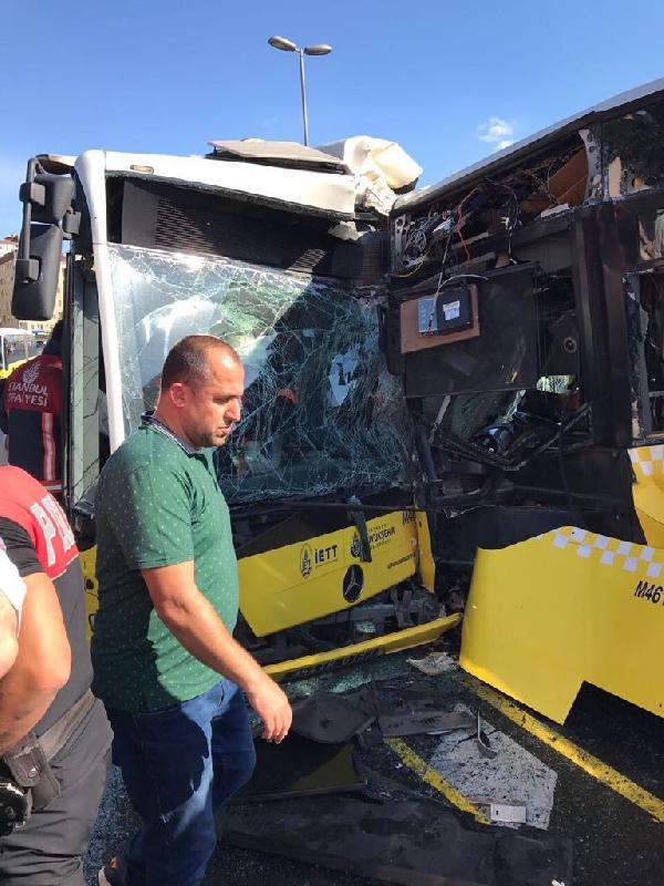 Söğütlüçeşme'de metrobüs kazası