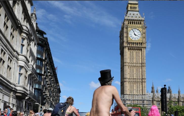 Londra'da çıplak bisiklet turu attılar