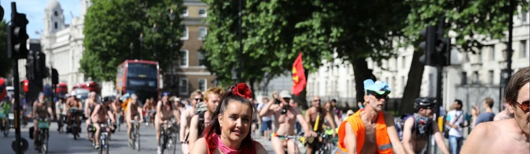 Londra'da çıplak bisiklet turu attılar