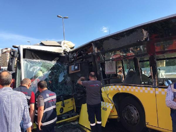 Söğütlüçeşme'de metrobüs kazası