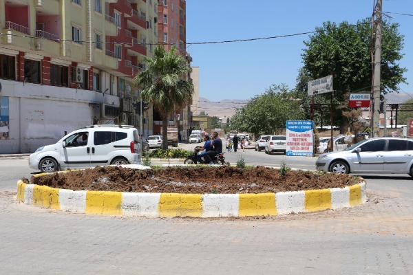 Mardin'de kayyum Uğur Kaymaz'ın heykelini kaldırdı