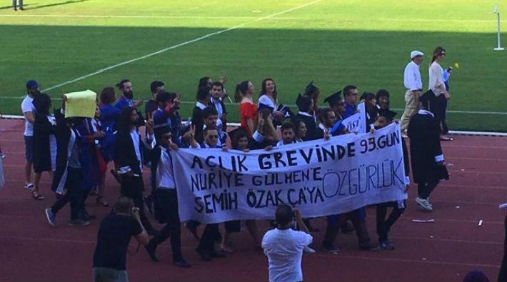 Akdeniz Üniversitesi mezuniyetinde açılan pankartlar