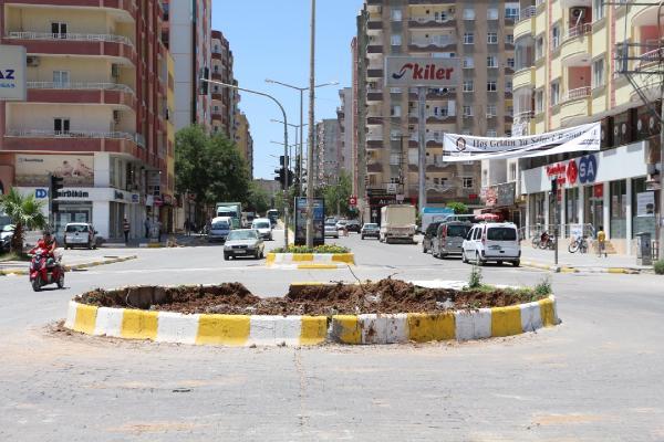 Mardin'de kayyum Uğur Kaymaz'ın heykelini kaldırdı