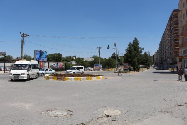 Mardin'de kayyum Uğur Kaymaz'ın heykelini kaldırdı