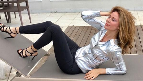 Demet Şener'den şezlong pozu