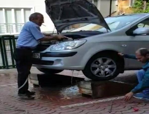 Bartın'da otomobile giren yılan çıkarıldı