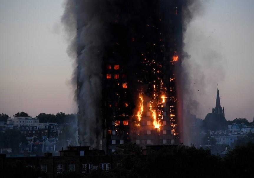 Londra'daki yangın söndürülemiyor