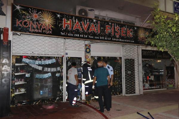 Antalya'da havai fişek deposunda yangın