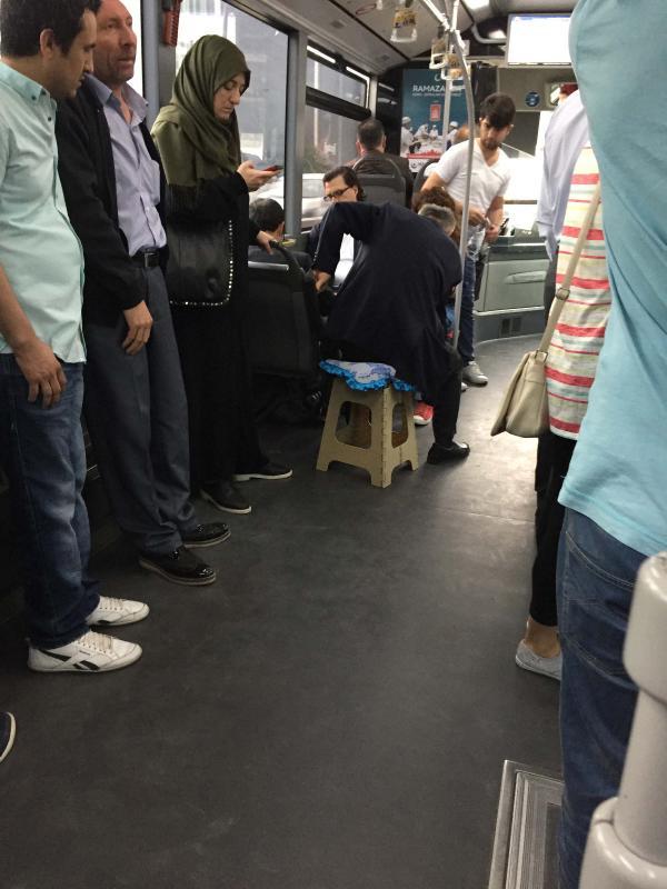 Metrobüse taburesiyle binip oturan amca