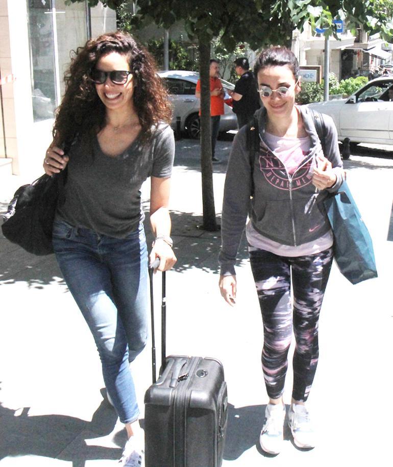 Azra Akın valizle geziyor