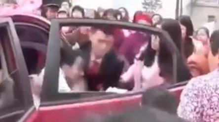 Çinli damat, gelini arabadan yaka paça indirdi