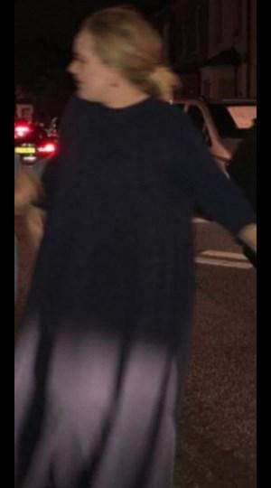 Adele, Londra'daki yangın yerine gitti