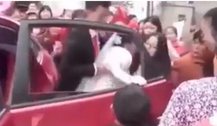 Çinli damat, gelini arabadan yaka paça indirdi