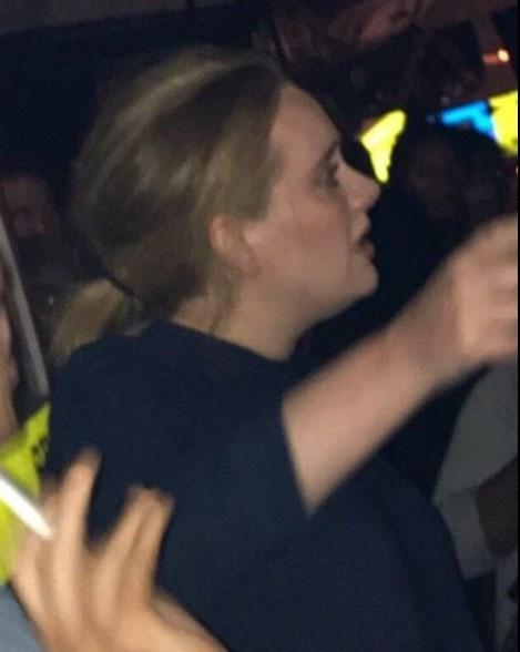 Adele, Londra'daki yangın yerine gitti
