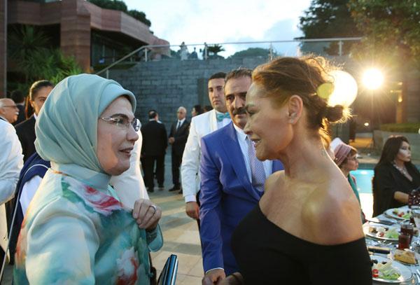 Hülya Avşar'dan dekolte açıklaması