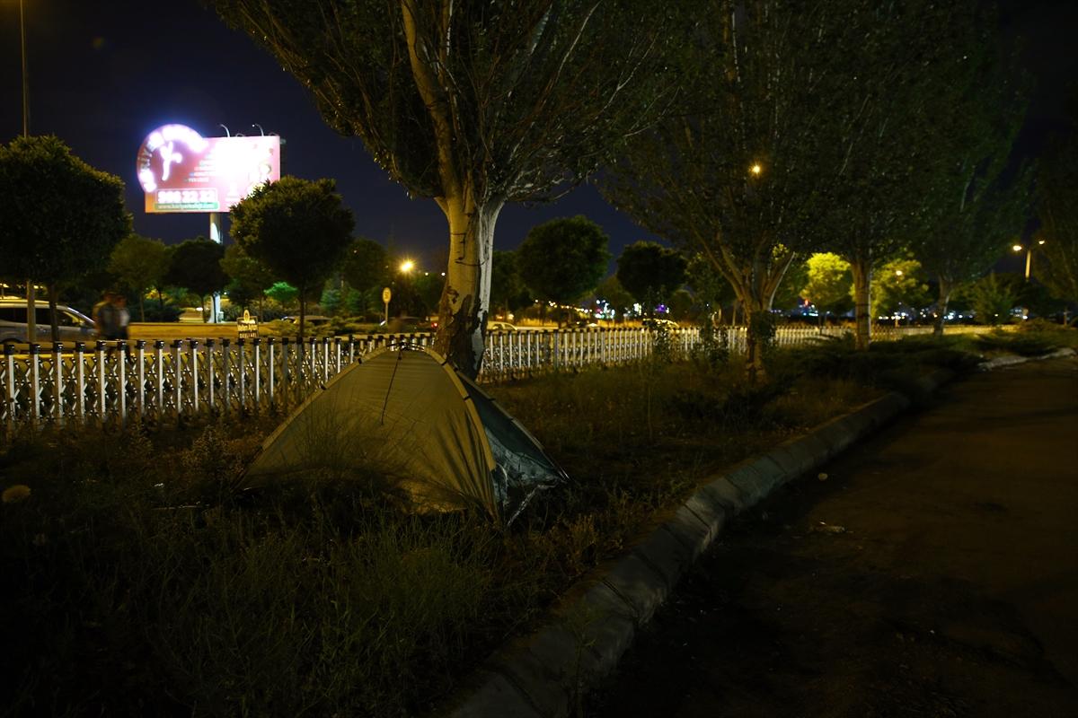 CHP'liler hipodrom yakınında uykuya geçti