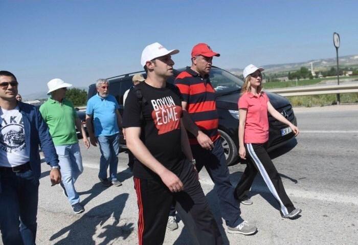 Kılıçdaroğlu'nun oğlu TKP'nin sloganıyla yürüdü
