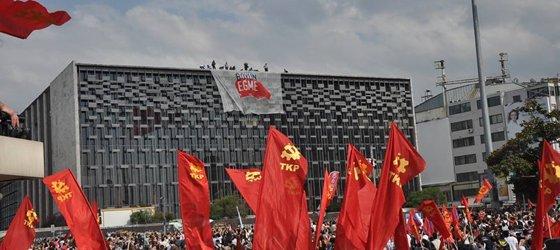 Kılıçdaroğlu'nun oğlu TKP'nin sloganıyla yürüdü