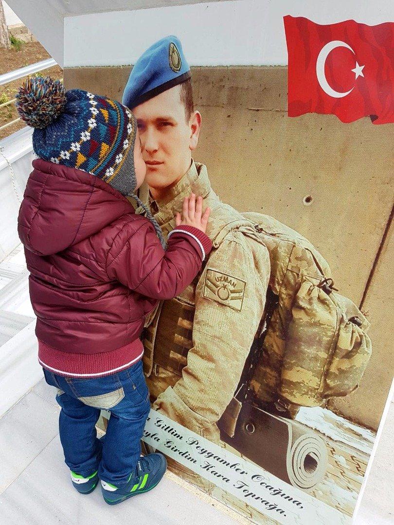 Şehit çocuklarının buruk Babalar Günü