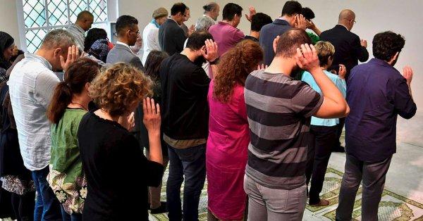 FETÖ'den kadın-erkek birlikte namaz