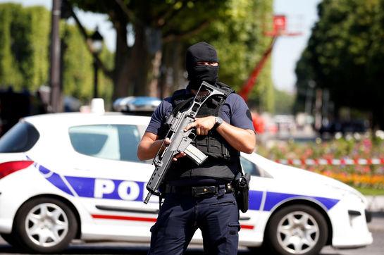 Paris'te polis aracına saldırı