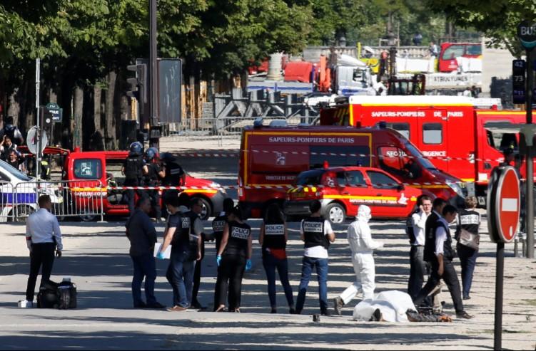 Paris'te polis aracına saldırı