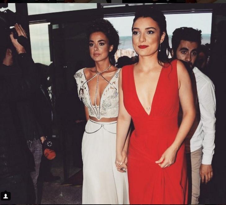 Bensu Soral güzelliğiyle galaya damgasını vurdu