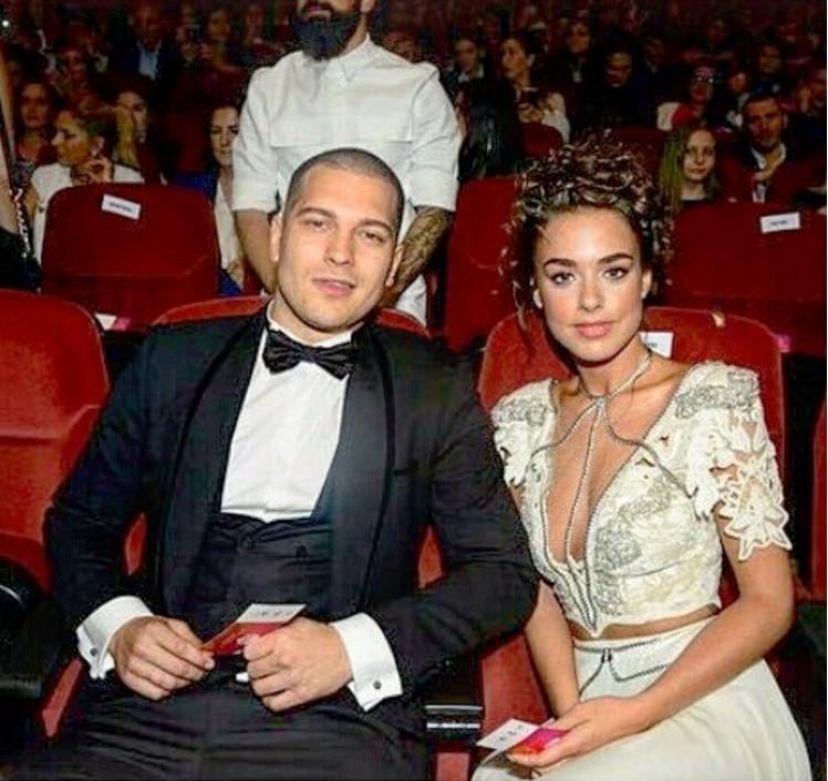 Bensu Soral güzelliğiyle galaya damgasını vurdu