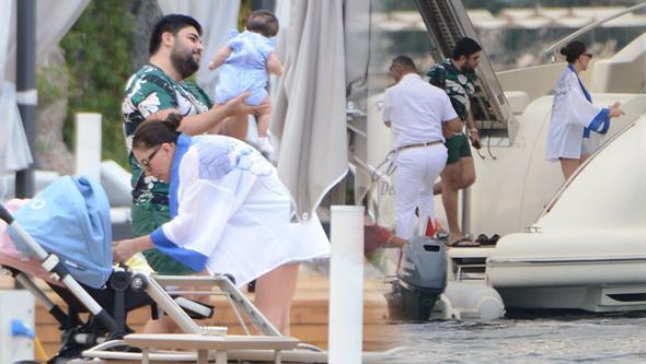 Ebru Yaşar ikizleriyle tatile çıktı