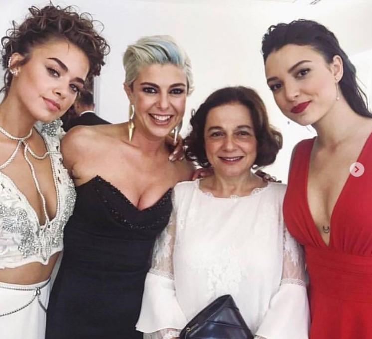 Bensu Soral güzelliğiyle galaya damgasını vurdu