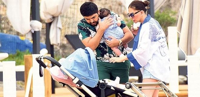 Ebru Yaşar ikizleriyle tatile çıktı