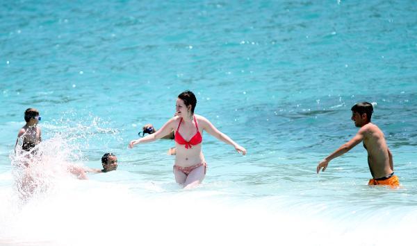 Alanya'da plajlar turistlere kaldı