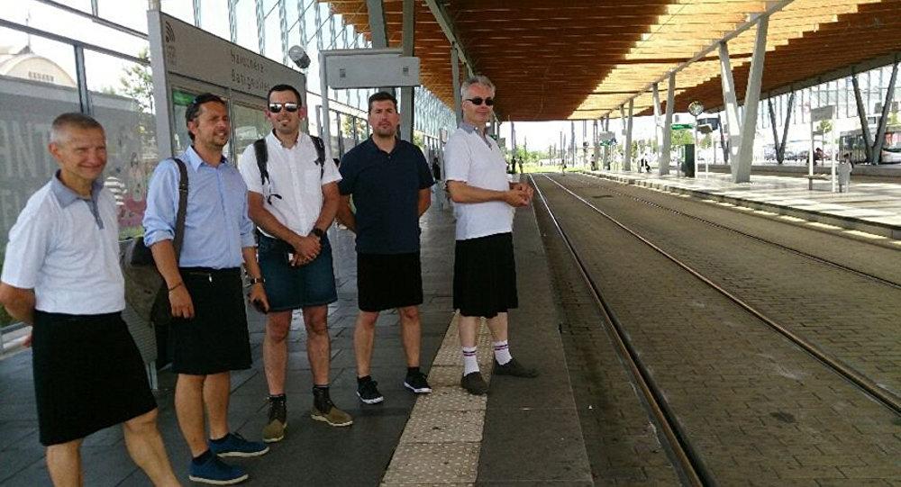 Sıcaktan bunalan Fransız şoförler etek giydi