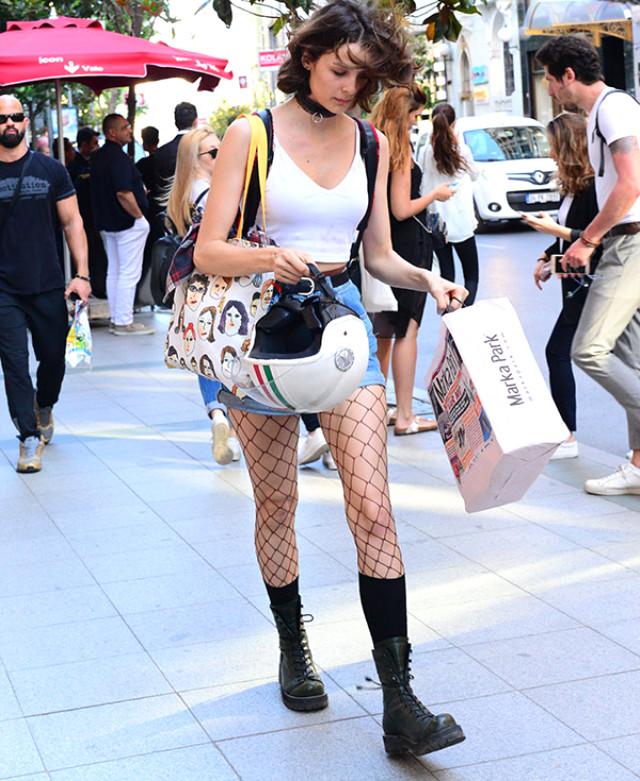 Büşra Develi tarzını konuşturdu