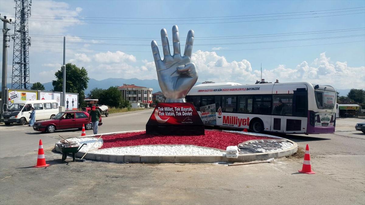 Düzce'de kavşağa Rabia heykeli